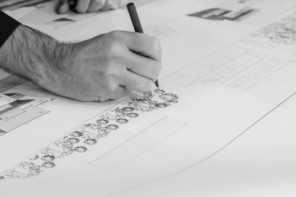 Main qui dessine des plans d'architecture